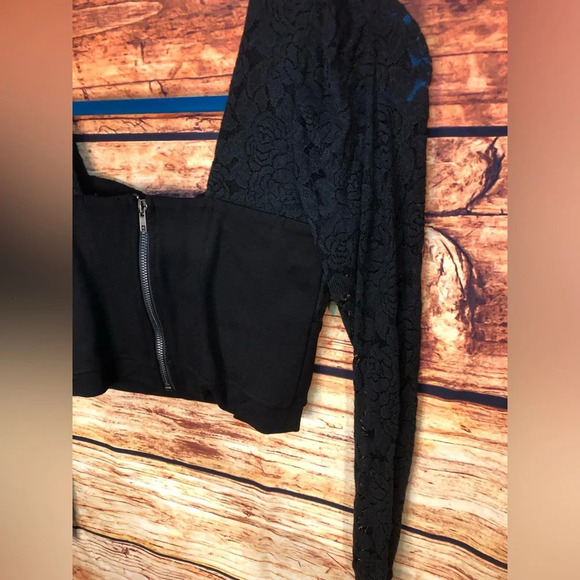 Lace detail top - Picture 6 of 16